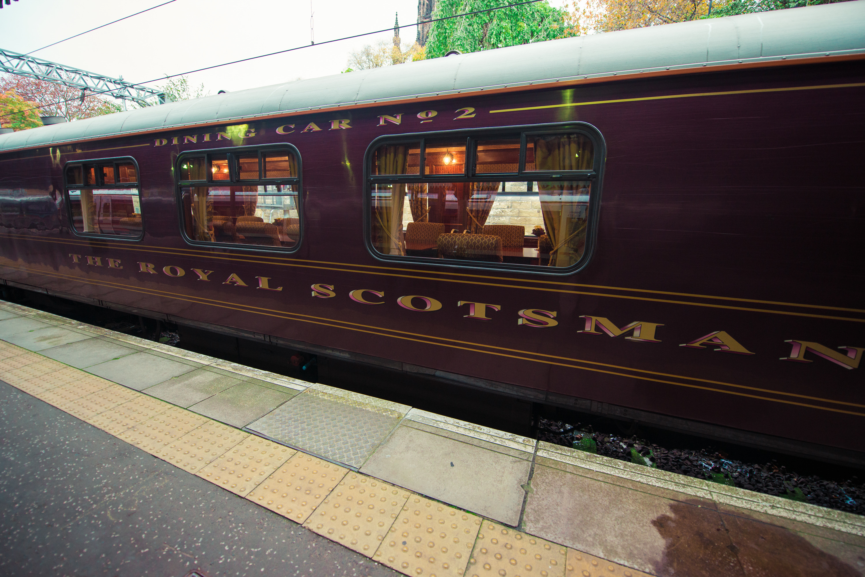 På hele turen kører du i en specielt luksusudgave af det historiske tog "The Royal Scotsman" med tjenere til hele fra rensning af geværer til servering i spisevognen.