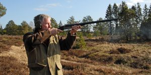 Jeg lider normalt ikke af rekylskræk, men billeder lyver ikke. Her er jeg ikke helt glad, men det er fordi jeg skyder med fast anlæg til skulderen. Her føles rekylen meget voldsommere end hvis man skyder efter bevægeligt mål. Det er en forholdsvis let side-by-side jeg skyder med.